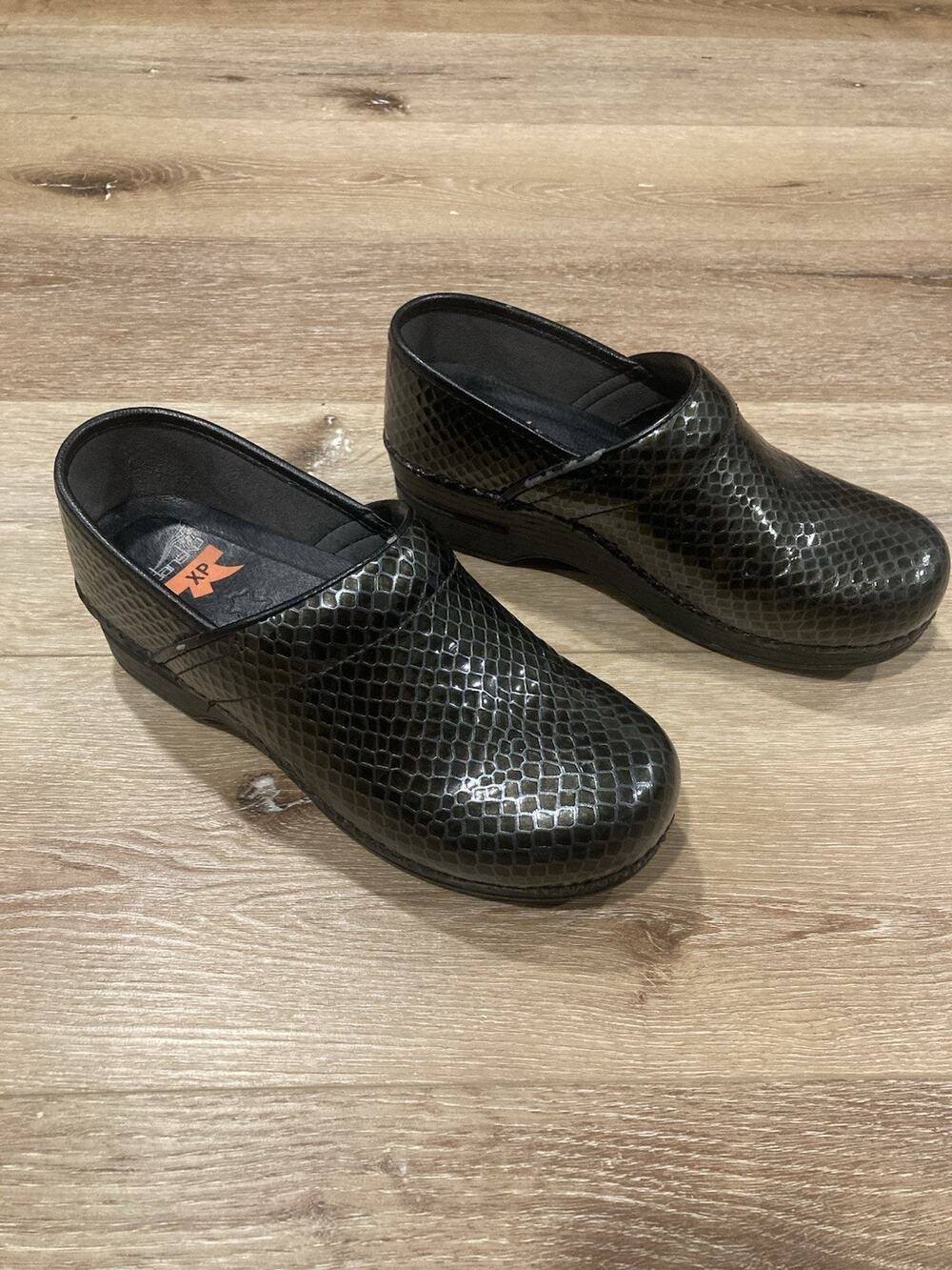Dansko XP Professional Clogs Gray Snakeskin Print SZ 38 US 7.5/8 Nursing Medical